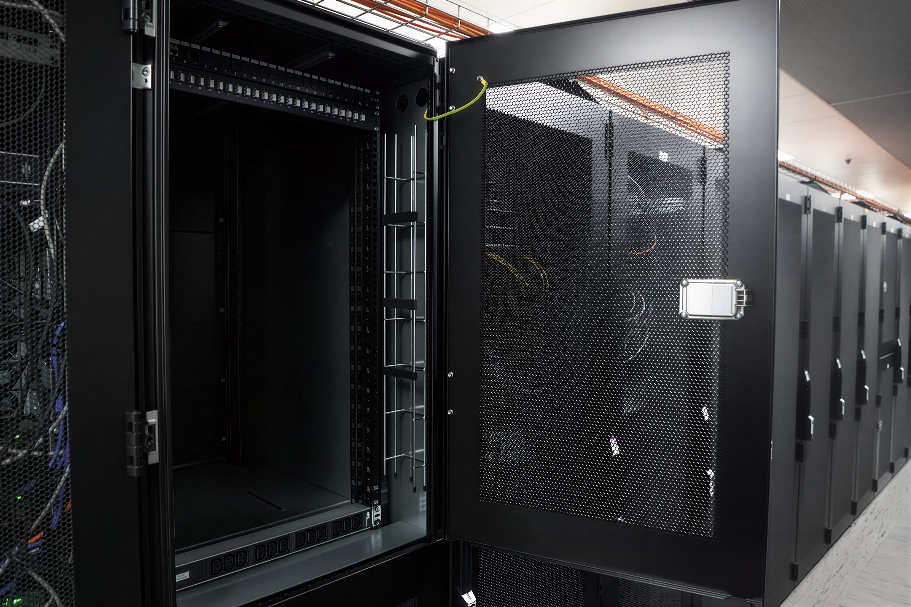 Das halbe Rack wird Ihnen in unserem Rechenzentrum in der Wendenstraße zur Verfügung gestellt. Sie können direkt loslegen!